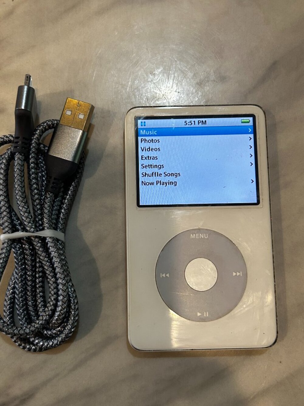 Working Apple iPod Classic Video 5th Gen. 30GB - White (MA002LL/A)